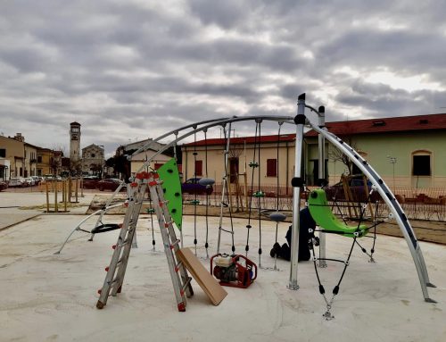 Il Tirreno-Nel cantiere di piazza Viviani installati i giochi per bambini